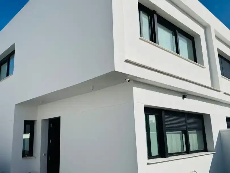 Vista exterior de Piso en venta en Dos Hermanas con Aire acondicionado, Piscina y Balcón