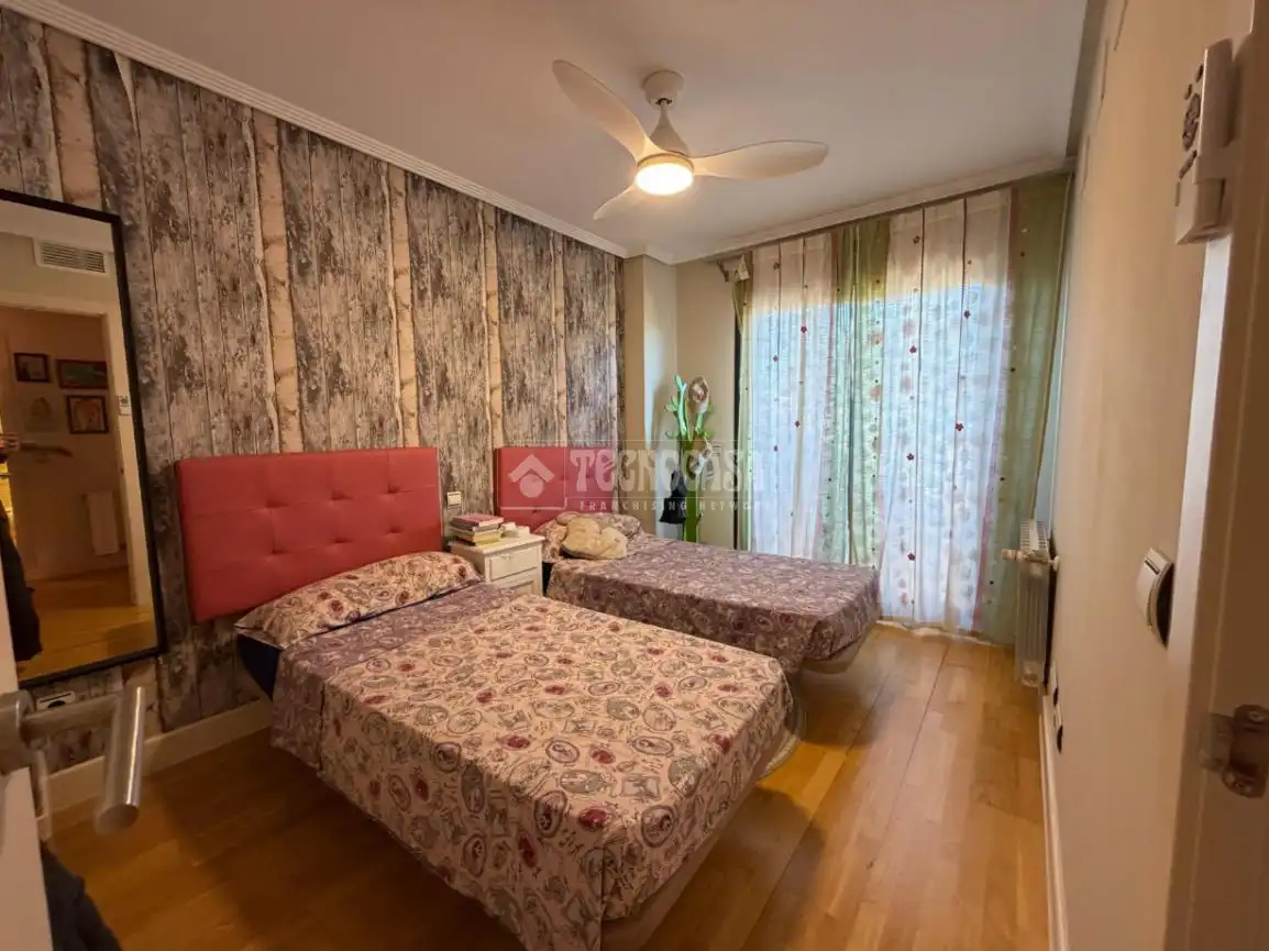 Dormitori de Casa adosada en venda en Villanueva de la Cañada amb Aire condicionat, Calefacció i Jardí privat