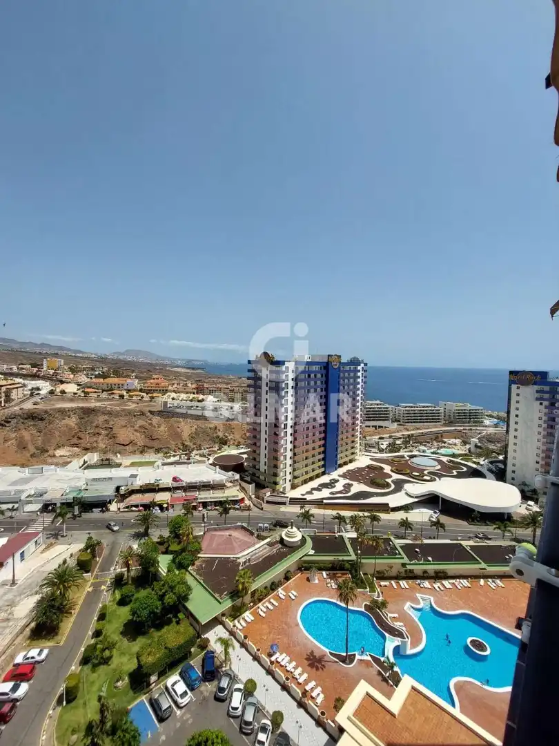 Vista exterior de Apartament en venda en Adeje amb Jardí privat, Terrassa i Traster
