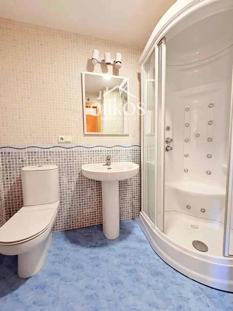 Baño de Piso en venta en Villamayor con Calefacción, Trastero y Balcón