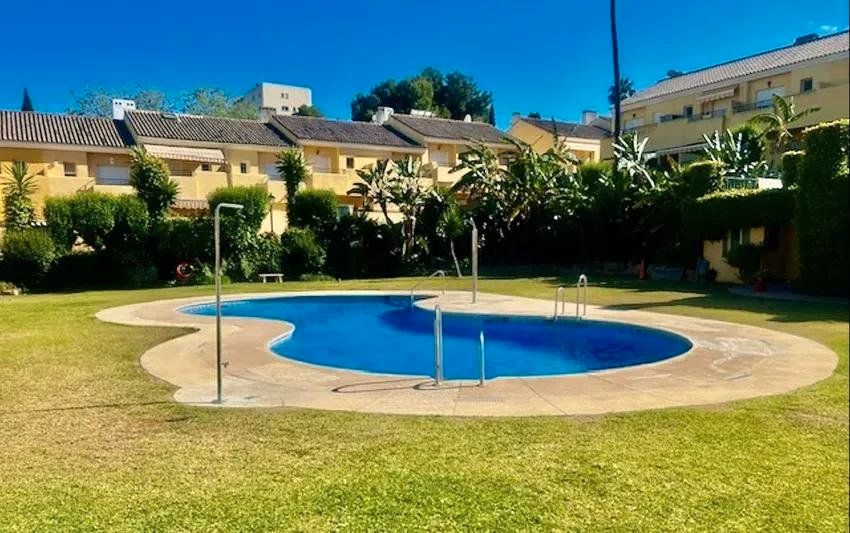 Swimming pool of House or chalet for sale in Estepona  with Private garden, Swimming Pool and Alarm