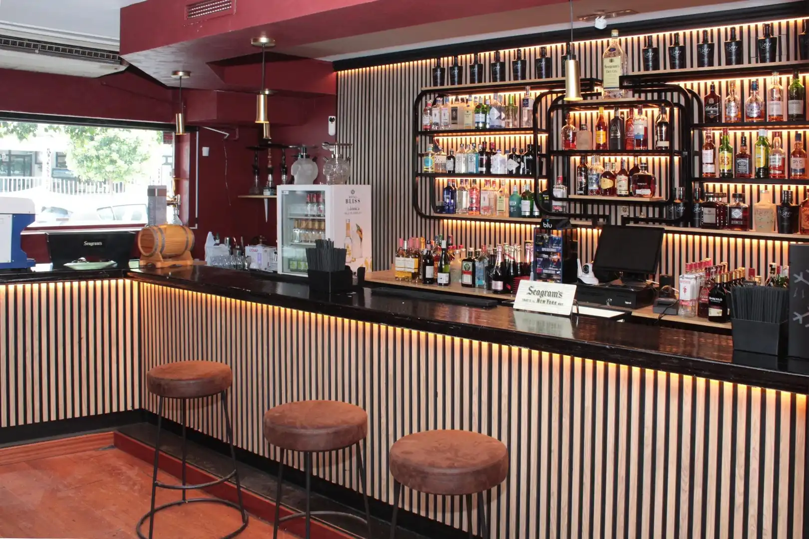Commercial properties for rent in Calle Betis, Triana Casco Antiguo