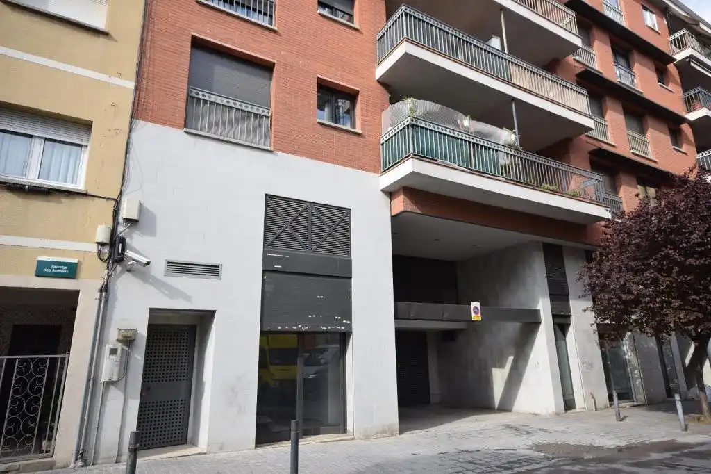 Vista exterior de Local en venta en Cerdanyola del Vallès