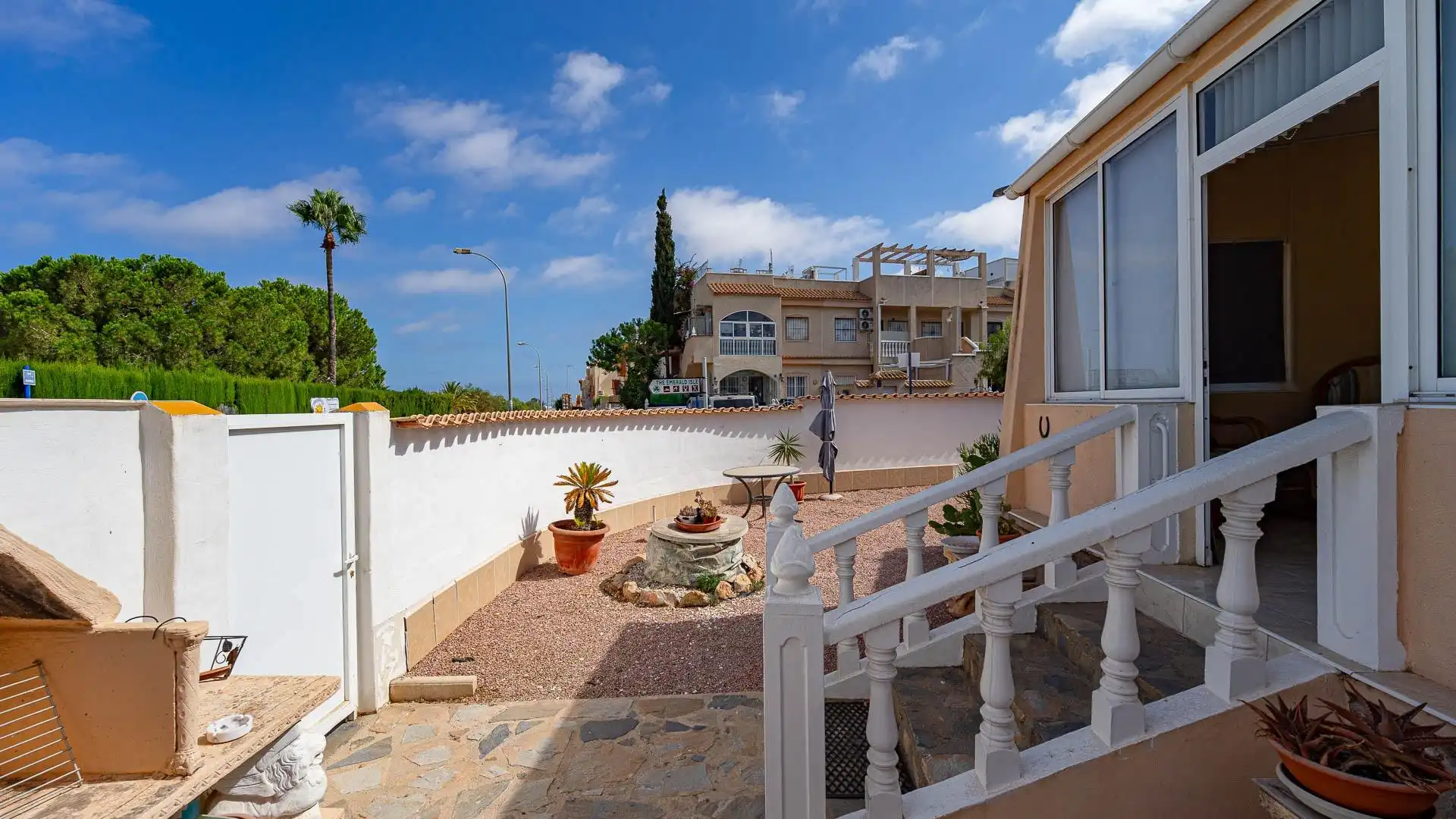 Vista exterior de Casa o chalet en venta en Orihuela con Jardín privado, Amueblado y Piscina comunitaria