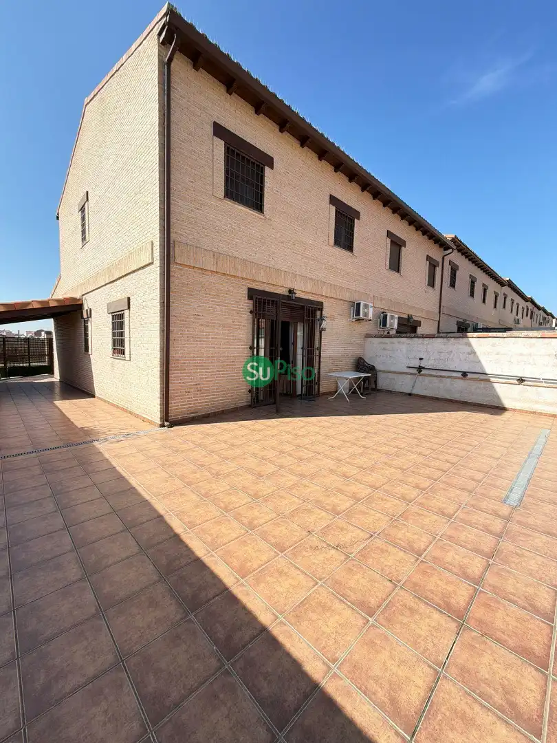 Chalet con jardín en venta en Calle Portugal 2