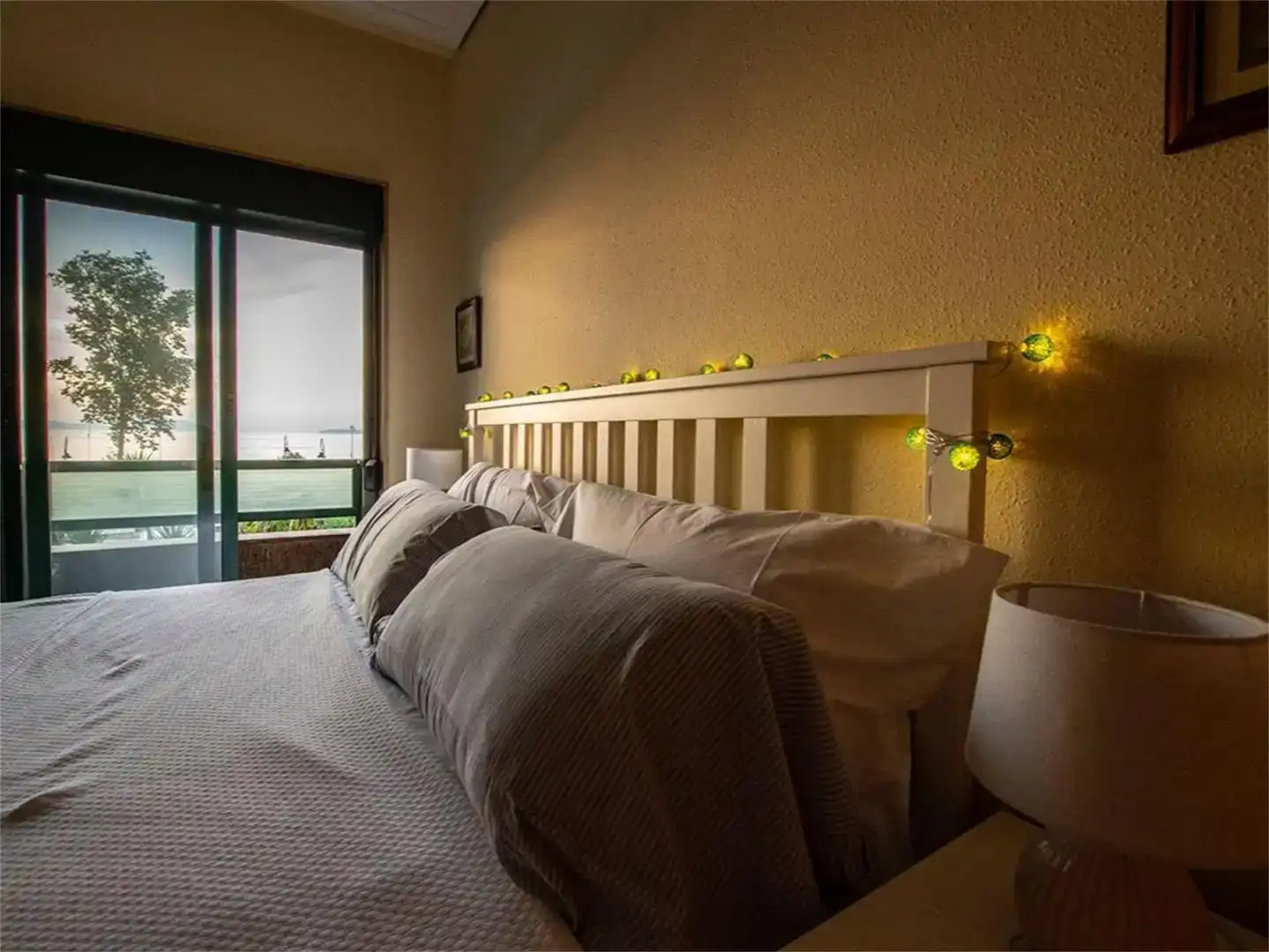 Schlafzimmer von Wohnungen zur Miete in Vigo  mit Möbliert und Balkon