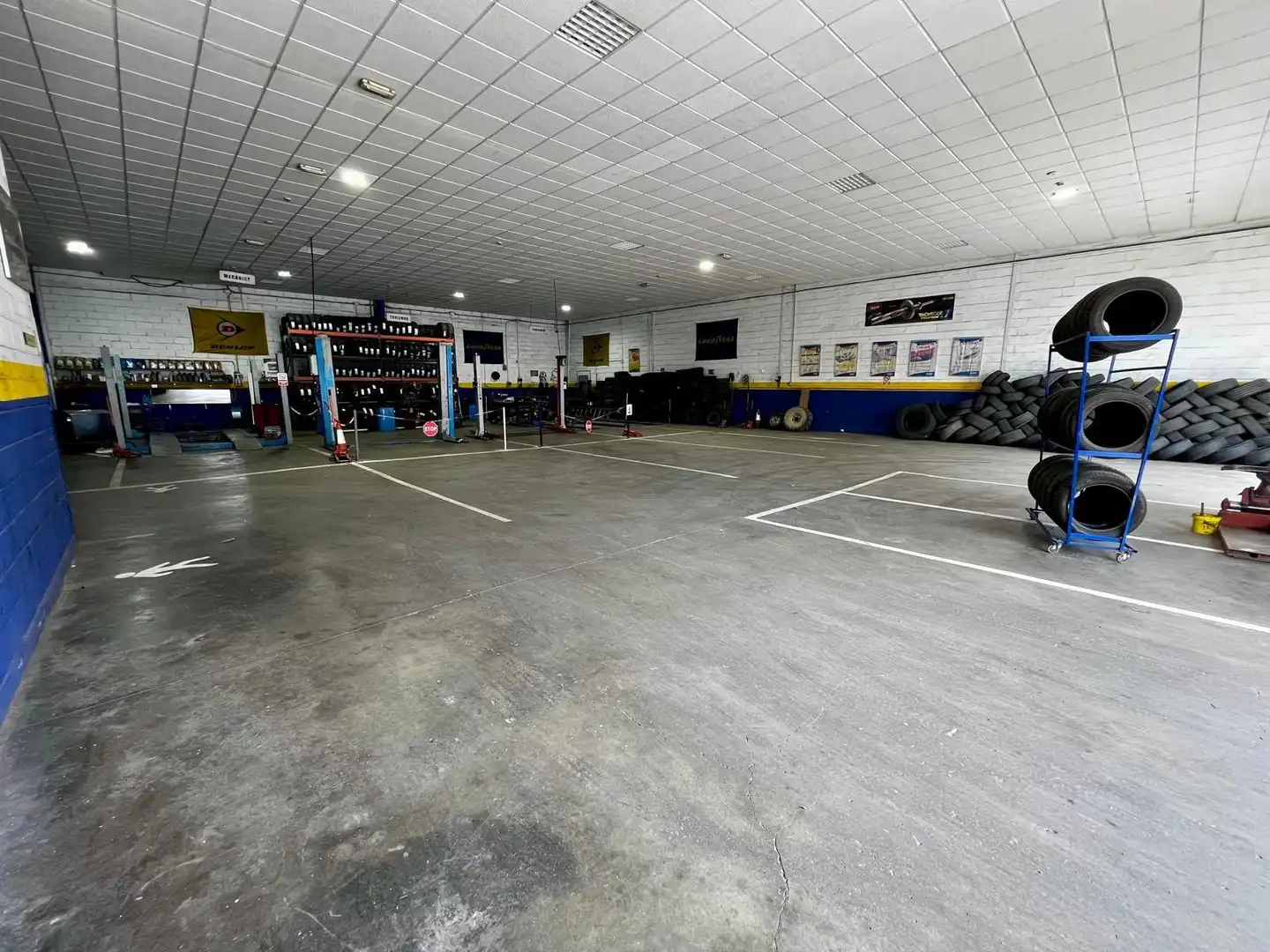 Parkplatz von Fabrikhallen zum Verkauf in Badajoz