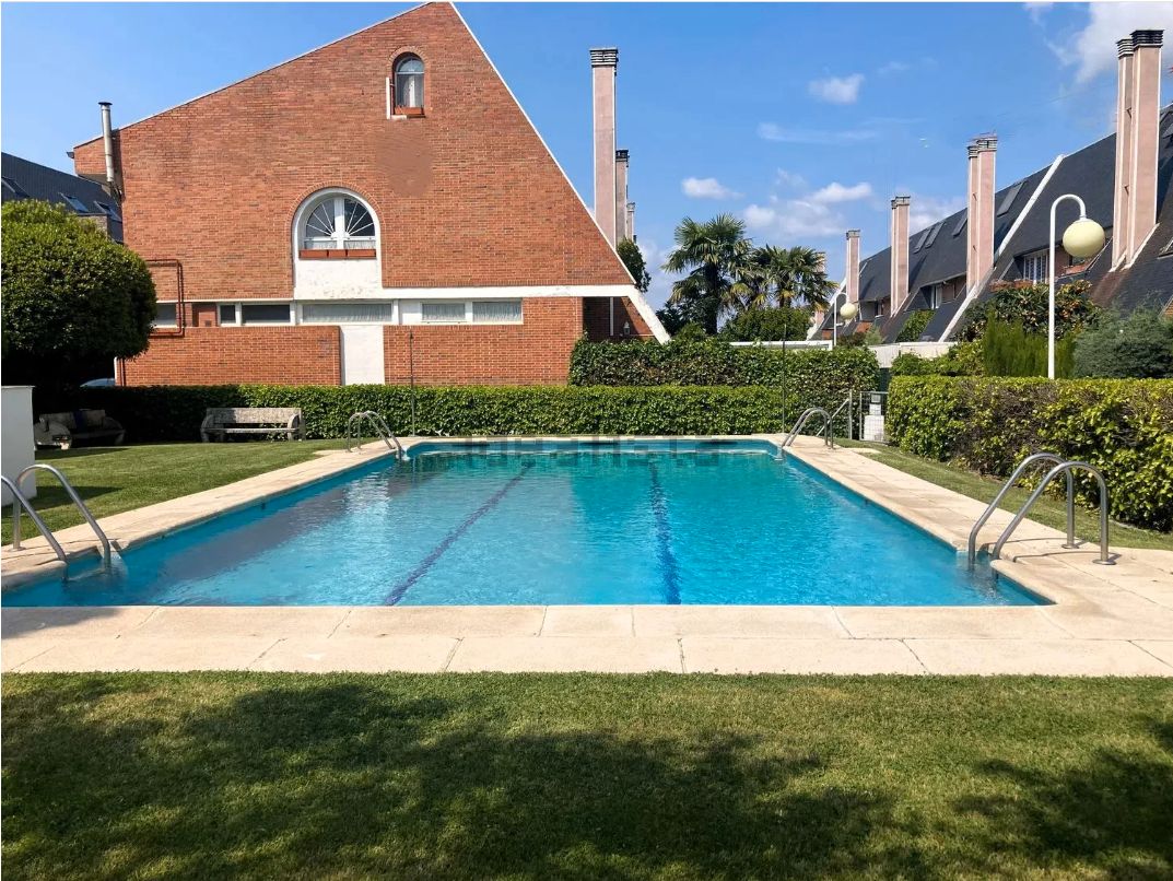 Piscina de Casa adosada en venda en Las Rozas de Madrid