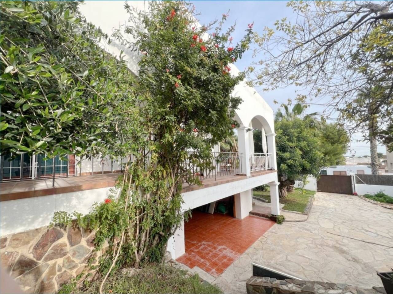 Vista exterior de Casa o xalet en venda en Cunit amb Jardí privat, Terrassa i Piscina