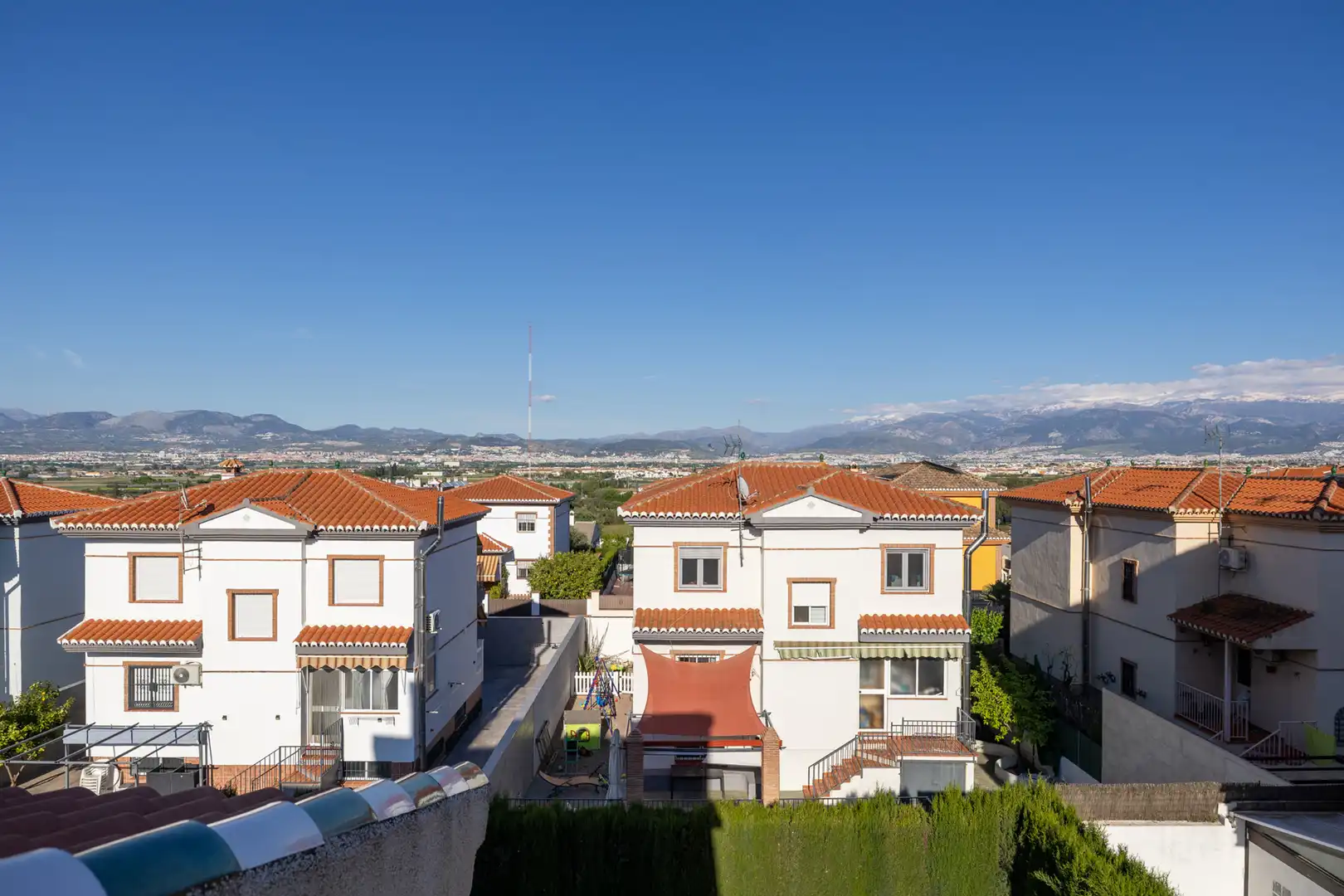 Vista exterior de Casa o xalet en venda en Cúllar Vega amb Aire condicionat, Calefacció i Terrassa