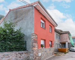 Vista exterior de Casa o xalet en venda en Pravia amb Terrassa, Piscina i Balcó