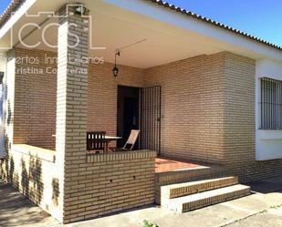 Vista exterior de Casa o xalet en venda en Espartinas amb Terrassa, Piscina i Moblat