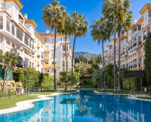 Vista exterior de Pis en venda en Marbella amb Aire condicionat, Terrassa i Piscina comunitària