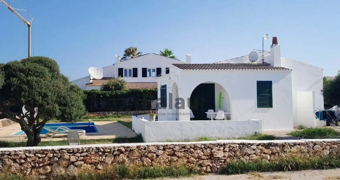Vista exterior de Casa o xalet en venda en Ciutadella de Menorca amb Jardí privat, Terrassa i Piscina