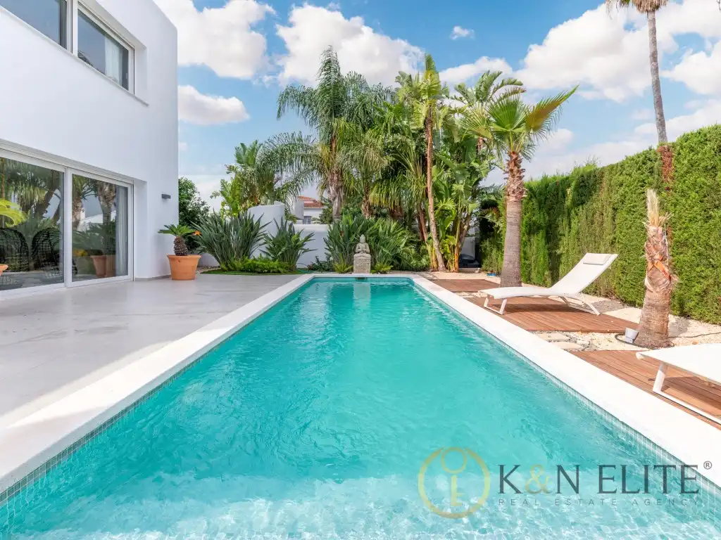 Vista exterior de Casa o xalet de lloguer en Dénia amb Aire condicionat, Jardí privat i Terrassa