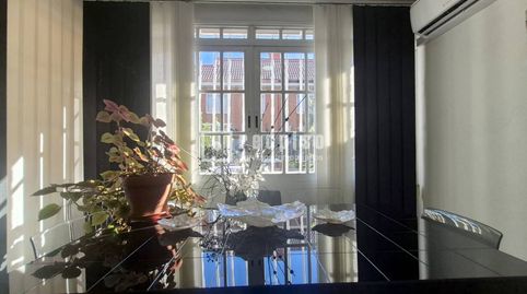 Chalet de 3 plantas, 5 dormitorios, 2 baños, aseo, salón, cocina, garaje, sótano y patios de 15 y 50m2
