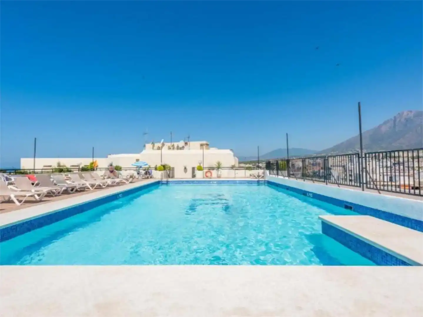 Schwimmbecken von Wohnung zur Miete in Marbella mit Klimaanlage, Schwimmbad und Balkon
