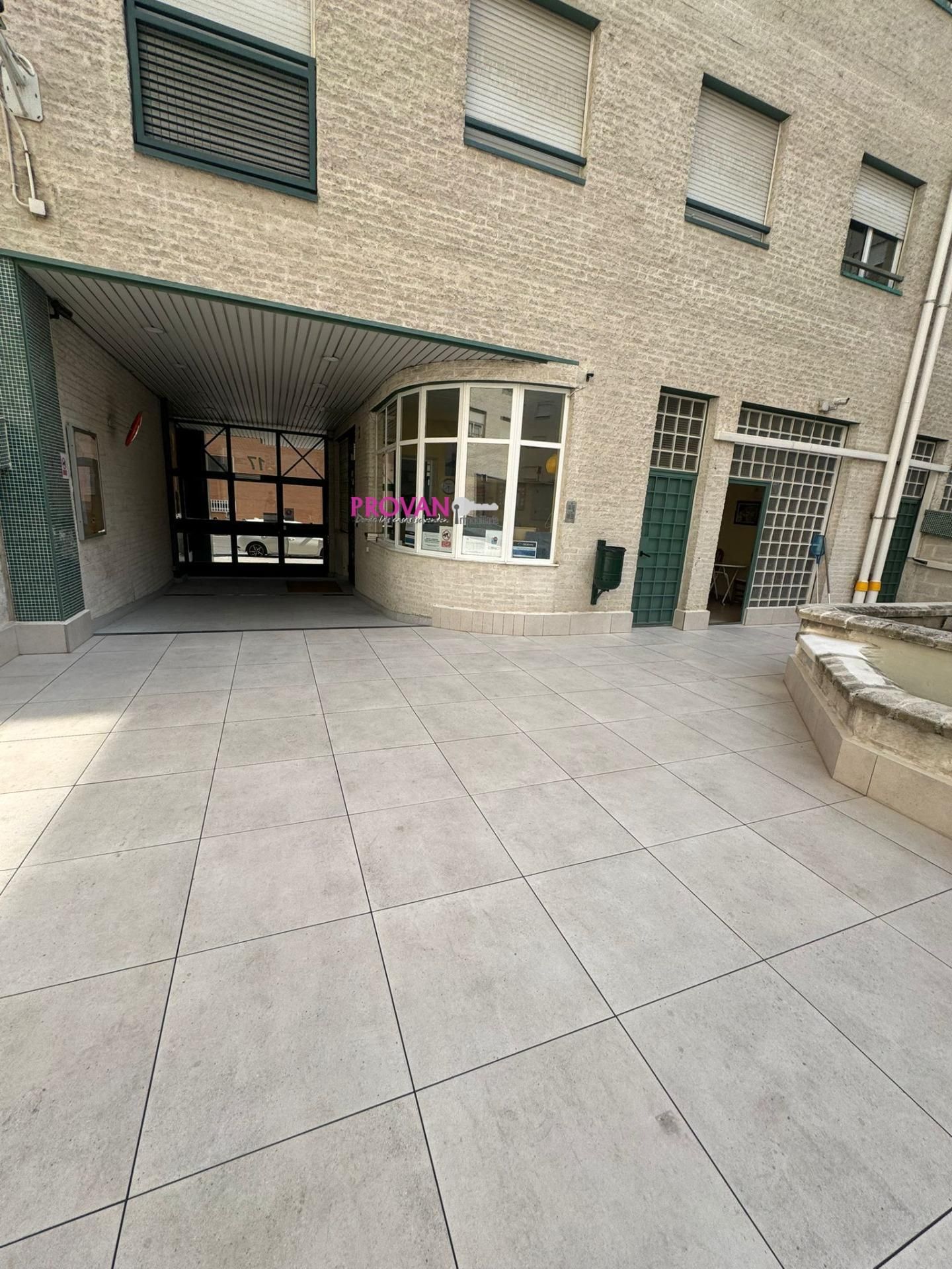 Vista exterior de Apartament en venda en  Madrid Capital amb Calefacció i Piscina comunitària