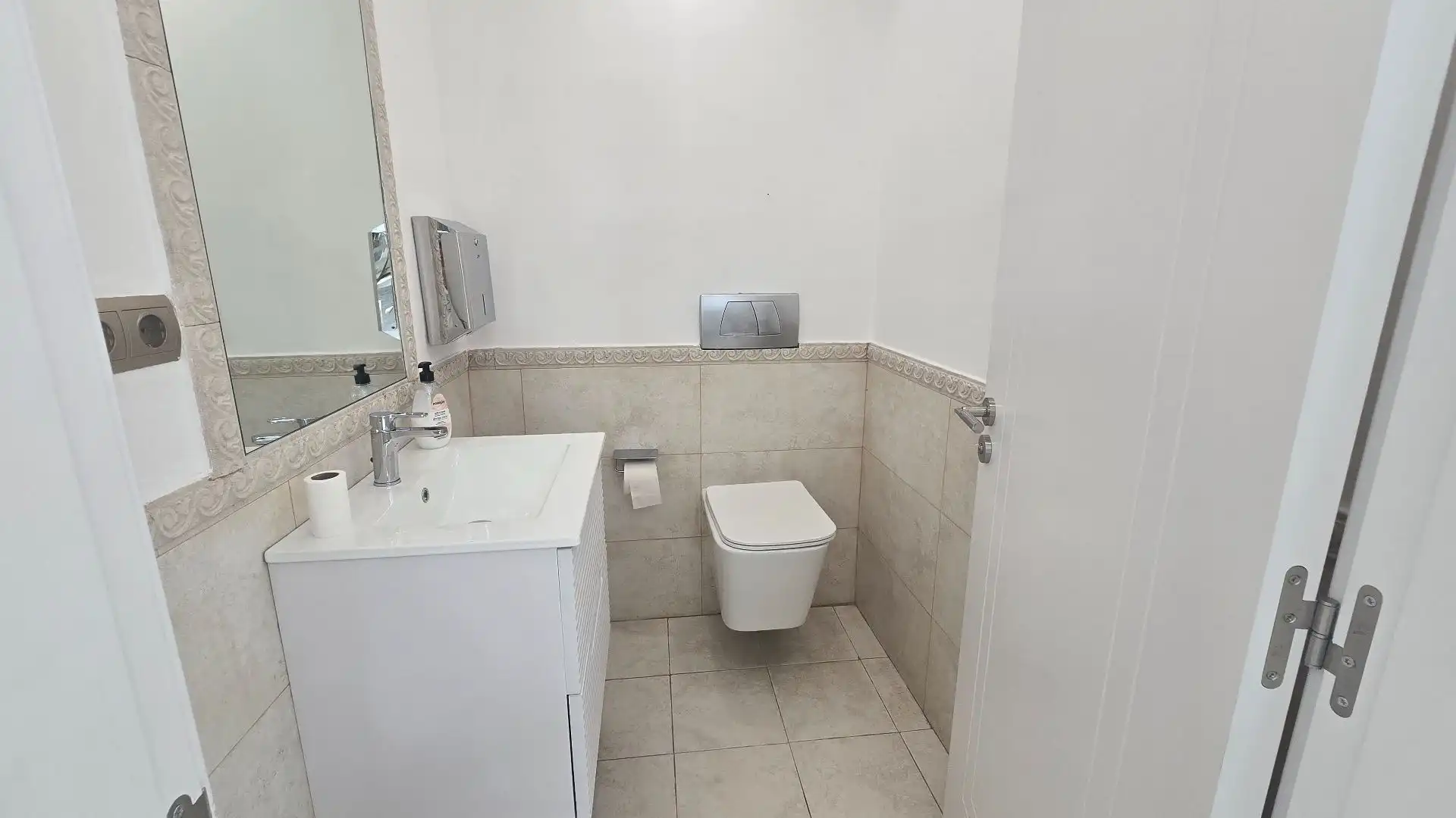 Badezimmer von Geschaftsraum zur Miete in Marbella mit Klimaanlage