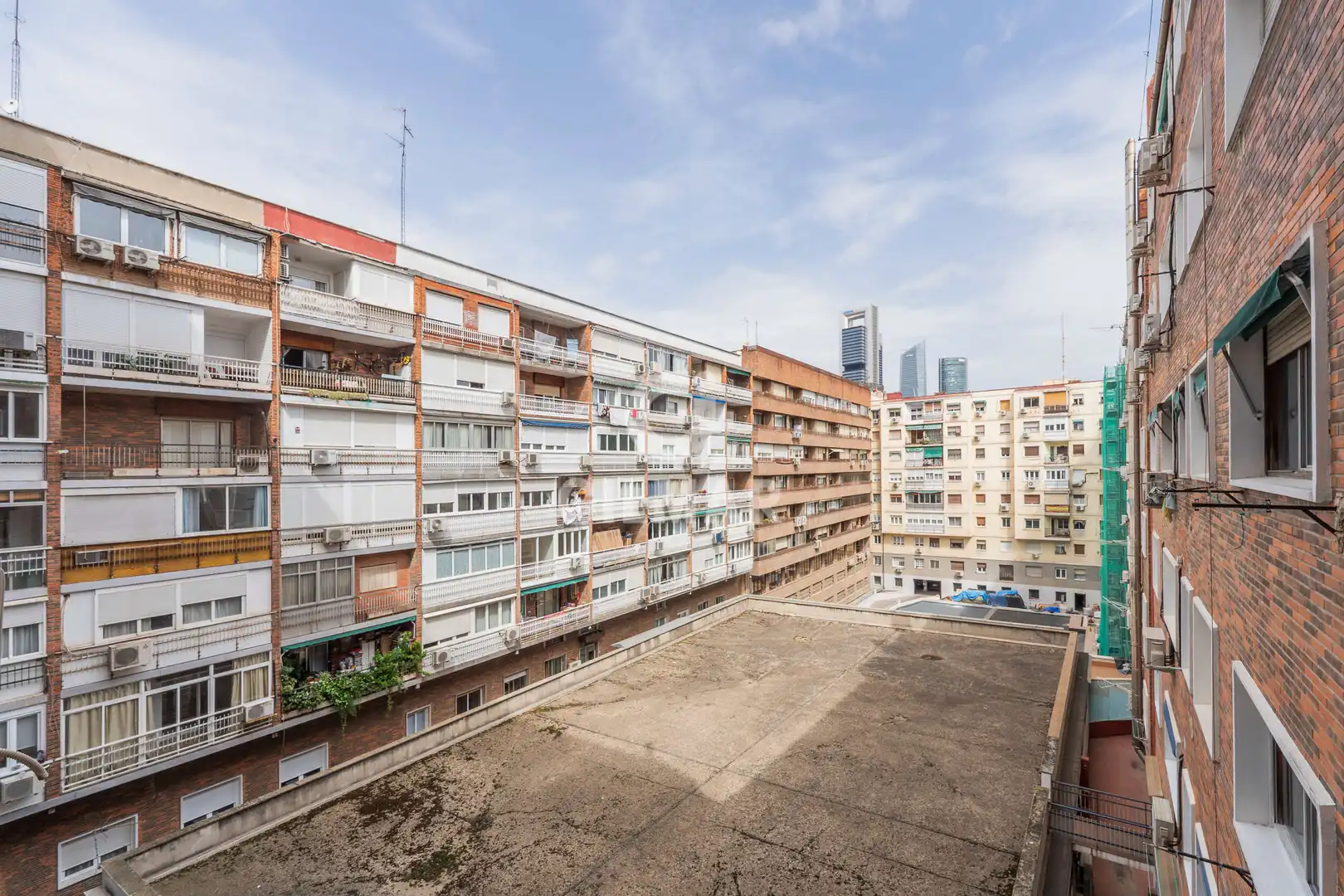 Vista exterior de Piso en venta en Madrid con Calefacción, Piscina y Balcón