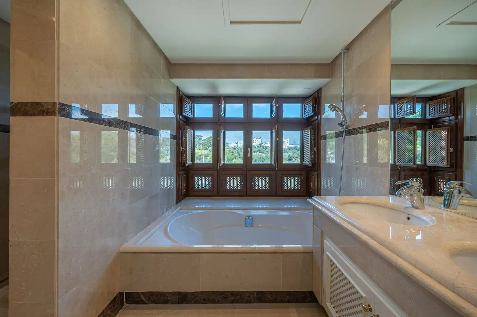 Baño de Ático en venta en Marbella con Terraza, Trastero y Piscina comunitaria