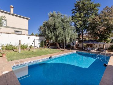 Chalet con piscina en venta en Residencial Triana - Barrio Alto