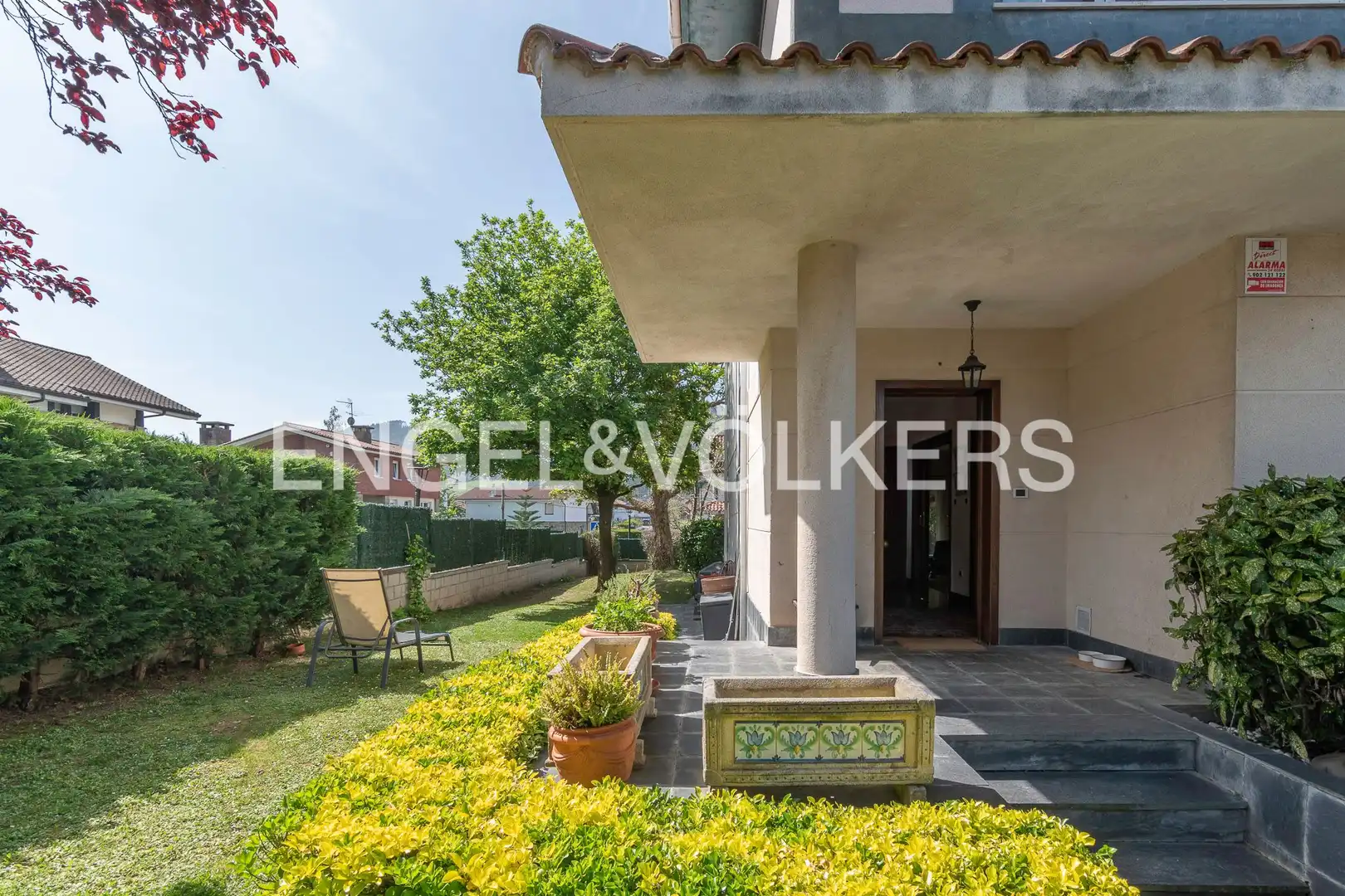 Terrasse von Einfamilien-Reihenhaus zum Verkauf in Gamiz-Fika mit Heizung, Privatgarten und Terrasse