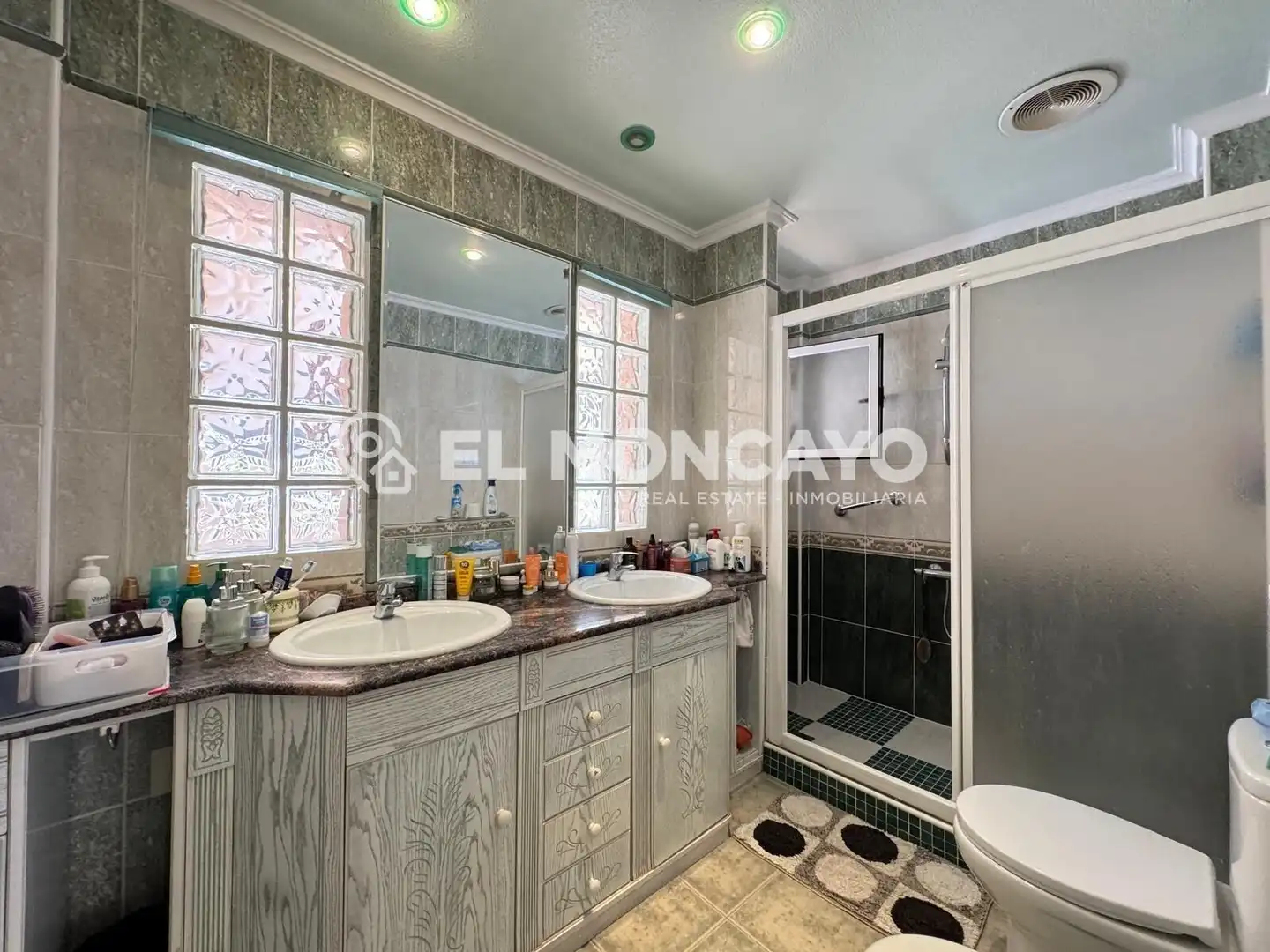 Badezimmer von Einfamilien-Reihenhaus zum Verkauf in Guardamar del Segura mit Klimaanlage, Heizung und Terrasse