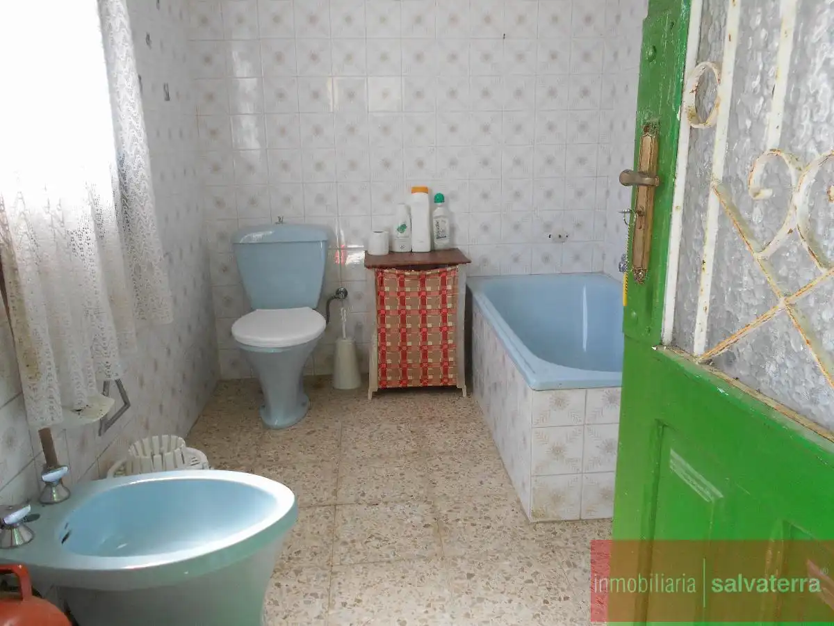 Bany de Casa o xalet en venda en Covelo amb Terrassa