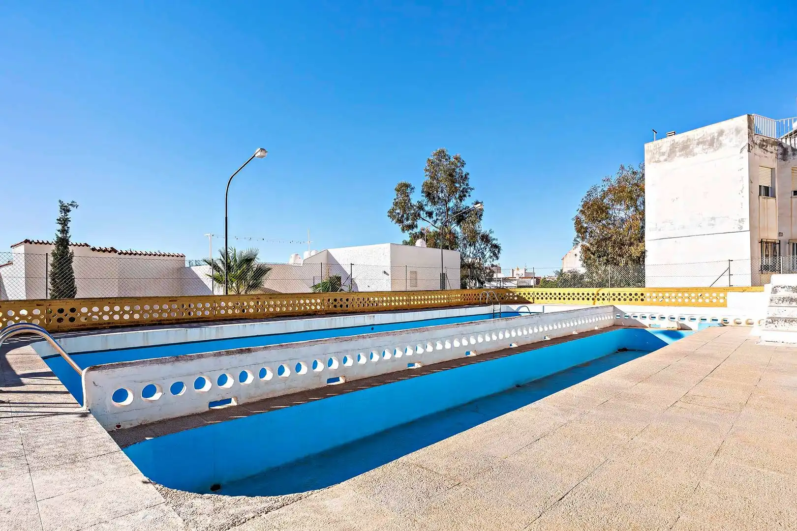 Piscina de Casa adosada en venda en Roquetas de Mar amb Jardí privat, Terrassa i Traster