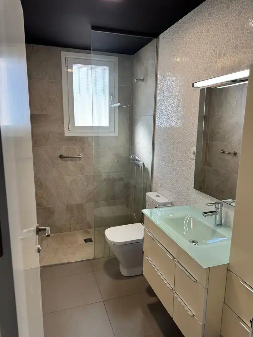 Badezimmer von Wohnungen zum Verkauf in Los Alcázares mit Klimaanlage, Schwimmbad und Balkon