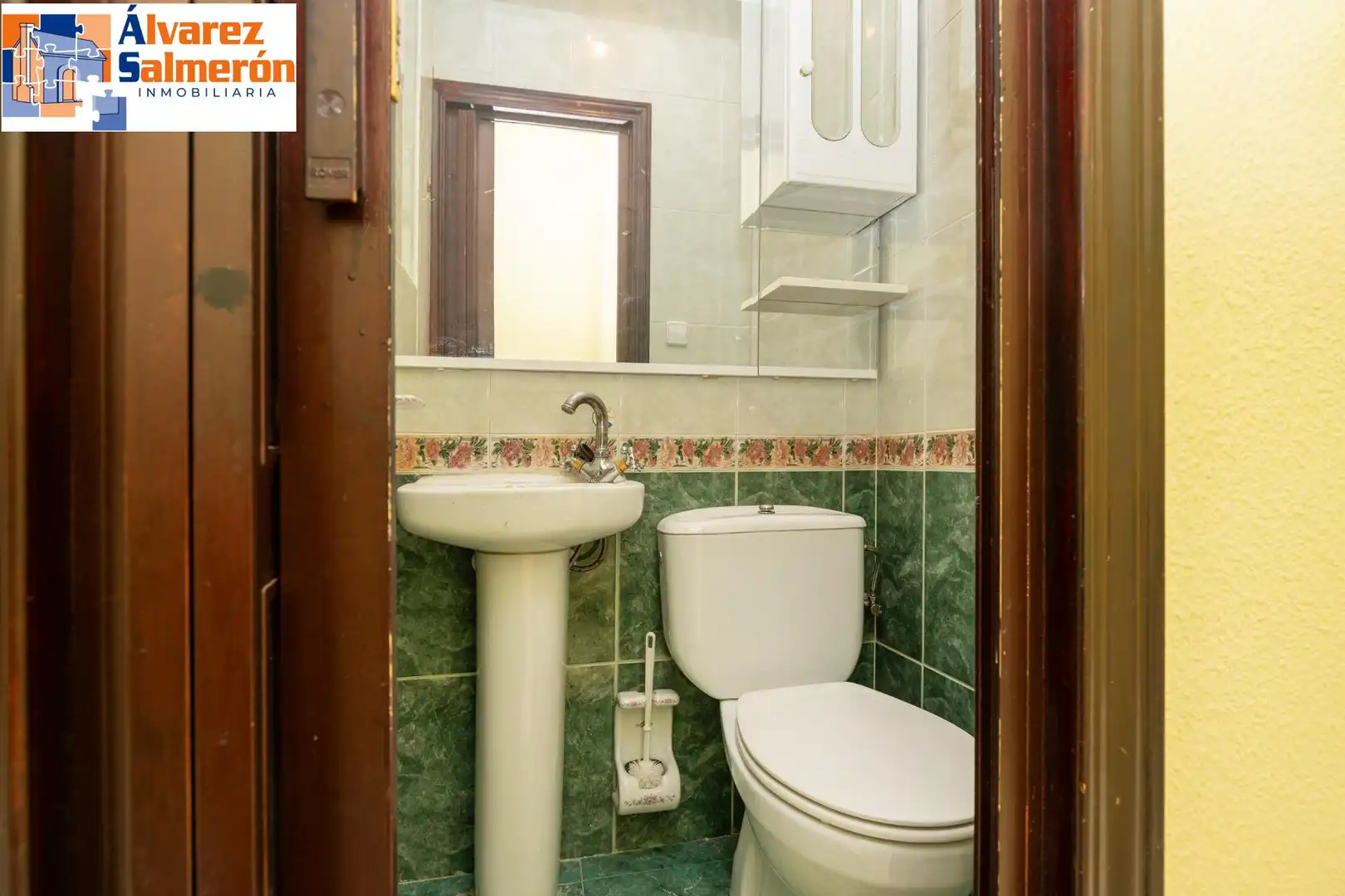 Bathroom of Flat for sale in Granada