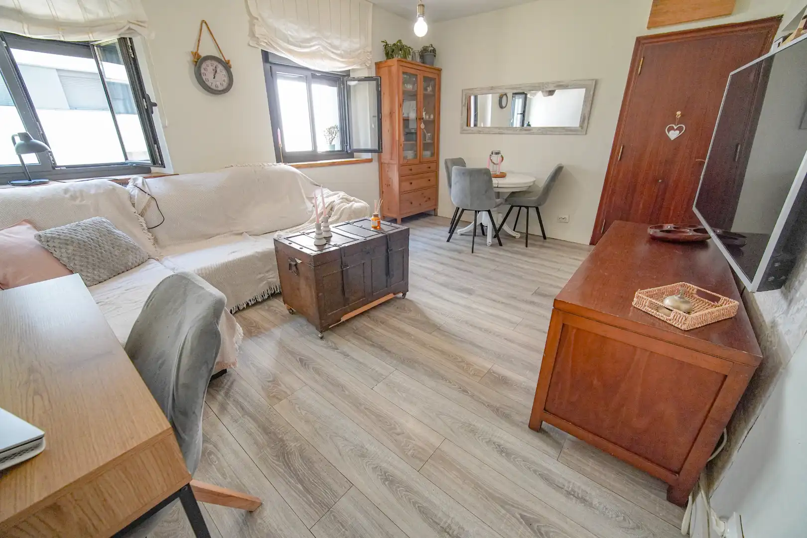 Sala d'estar de Pis en venda en Gijón  amb Parquet, Traster i Moblat