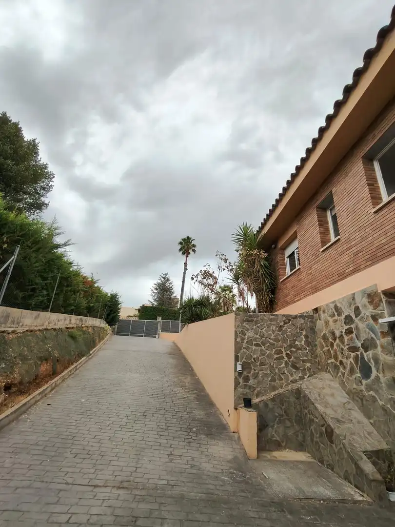Vista exterior de Casa o xalet en venda en Sabadell amb Aire condicionat, Calefacció i Jardí privat