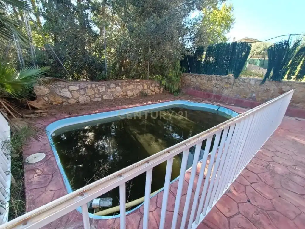 Piscina de Casa o chalet en venta en Chiva con Jardín privado, Trastero y Balcón