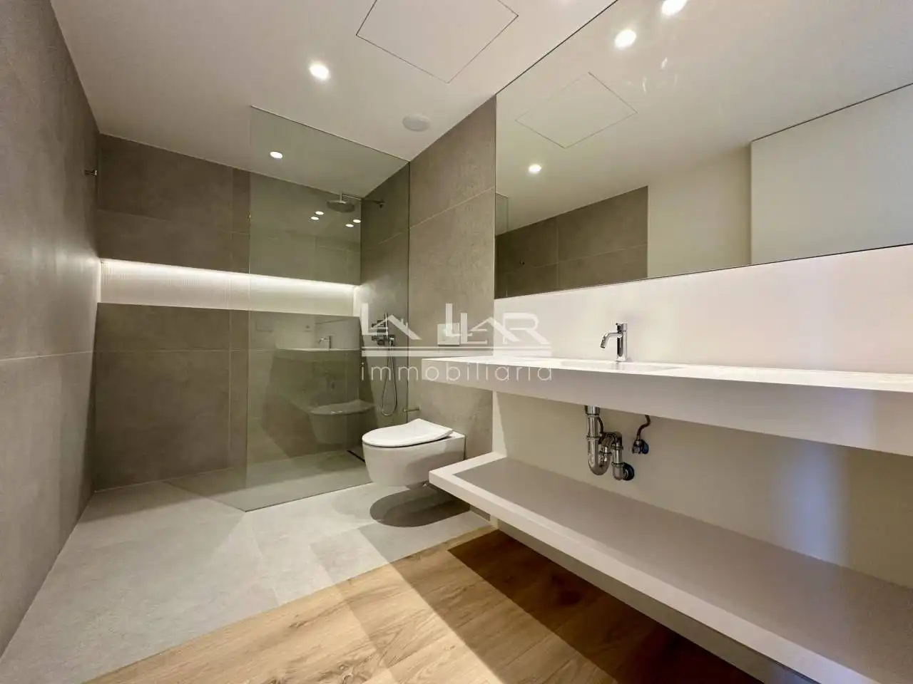 Bathroom of Flat for rent in Vic  with Air Conditioner, Heating and Parquet flooring