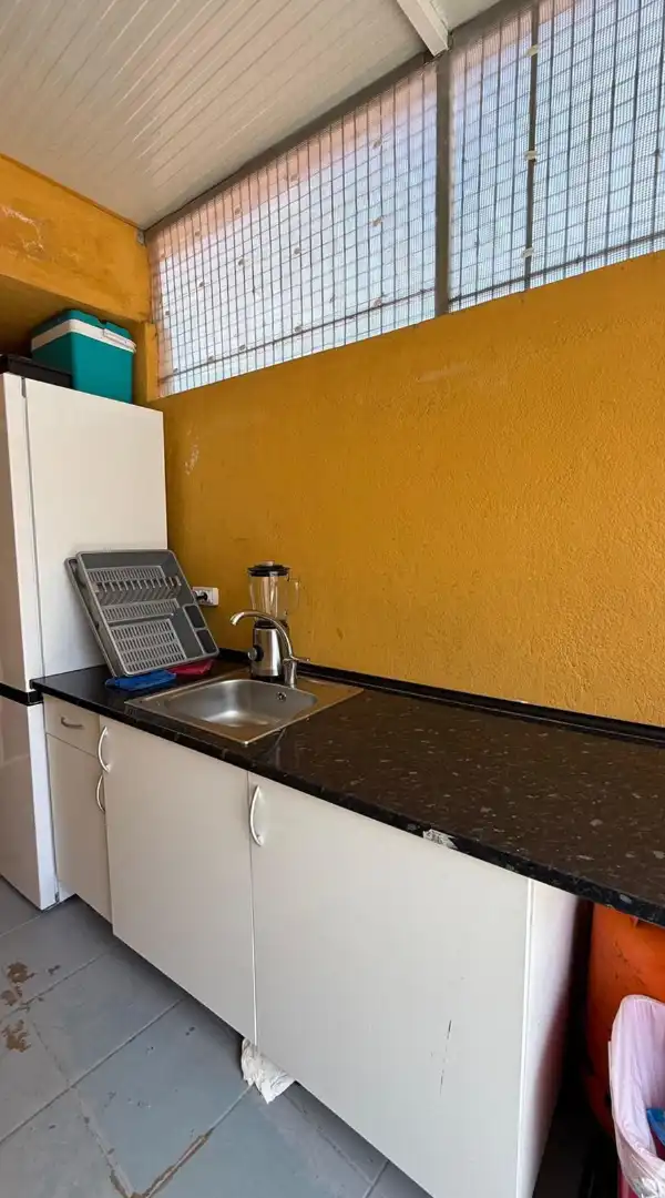 Cuina de Casa adosada en venda en Cornellà de Llobregat amb Aire condicionat, Calefacció i Terrassa