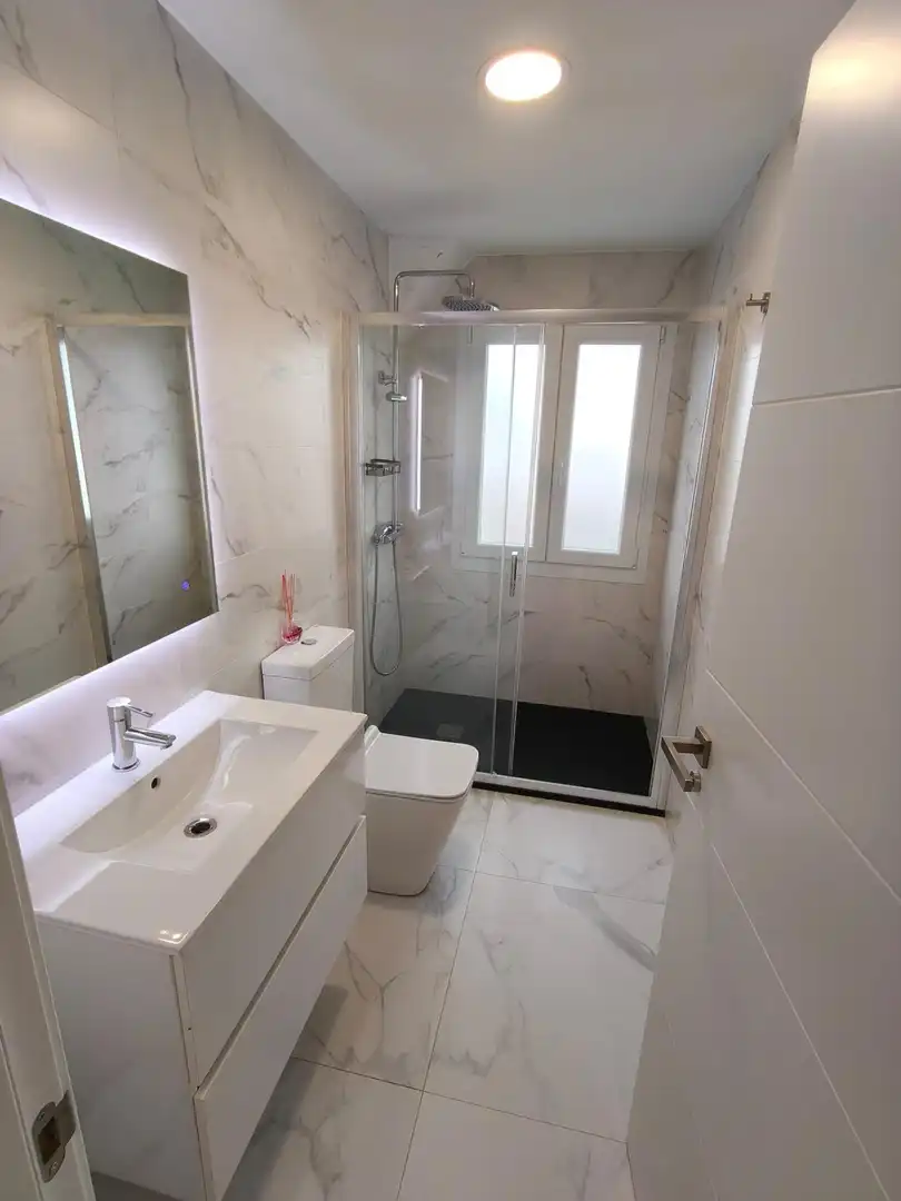Baño de Piso de alquiler en Burgos con Calefacción, Trastero y Amueblado
