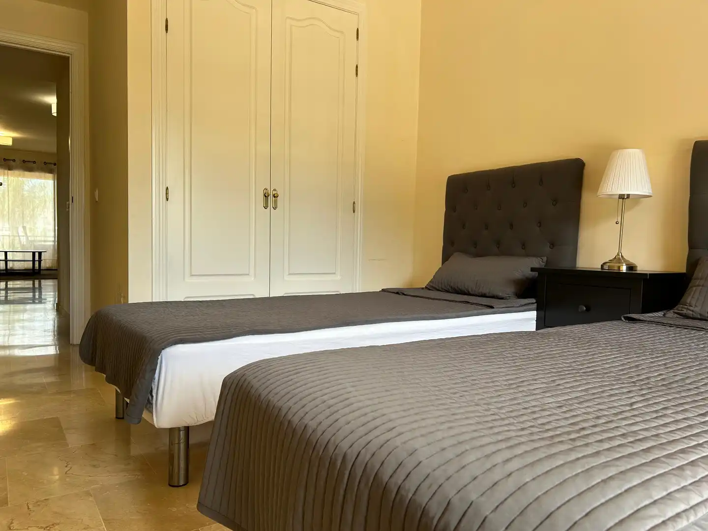 Dormitori de Apartament de lloguer en Estepona amb Aire condicionat, Moblat i Internet