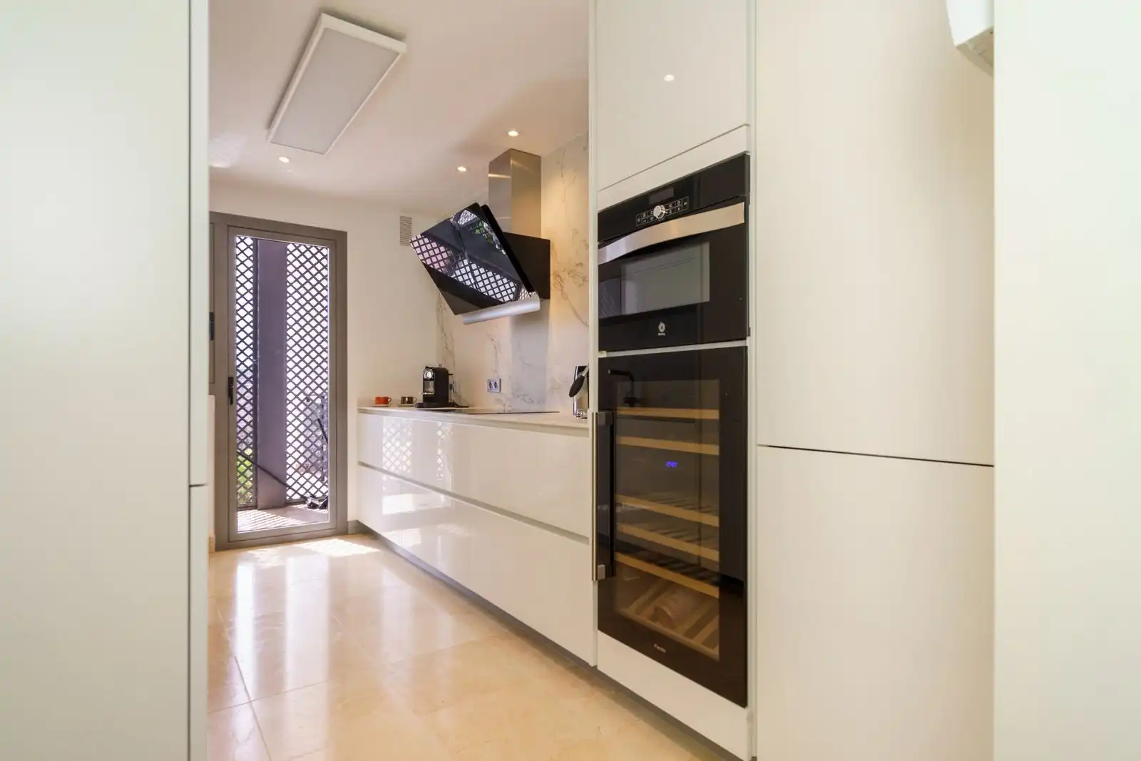 Küche von Wohnung zum Verkauf in Benahavís mit Terrasse, Abstellraum und Möbliert