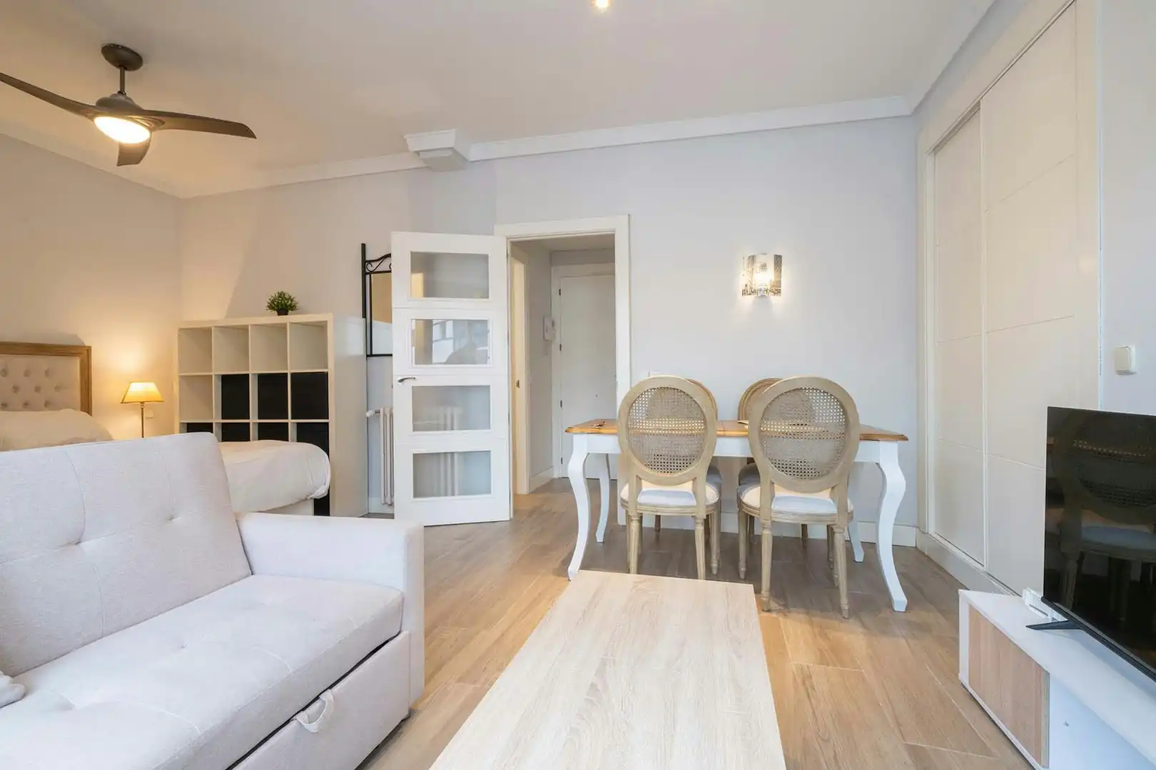 Sala d'estar de Pis de lloguer en Madrid amb Aire condicionat, Rentadora i TV