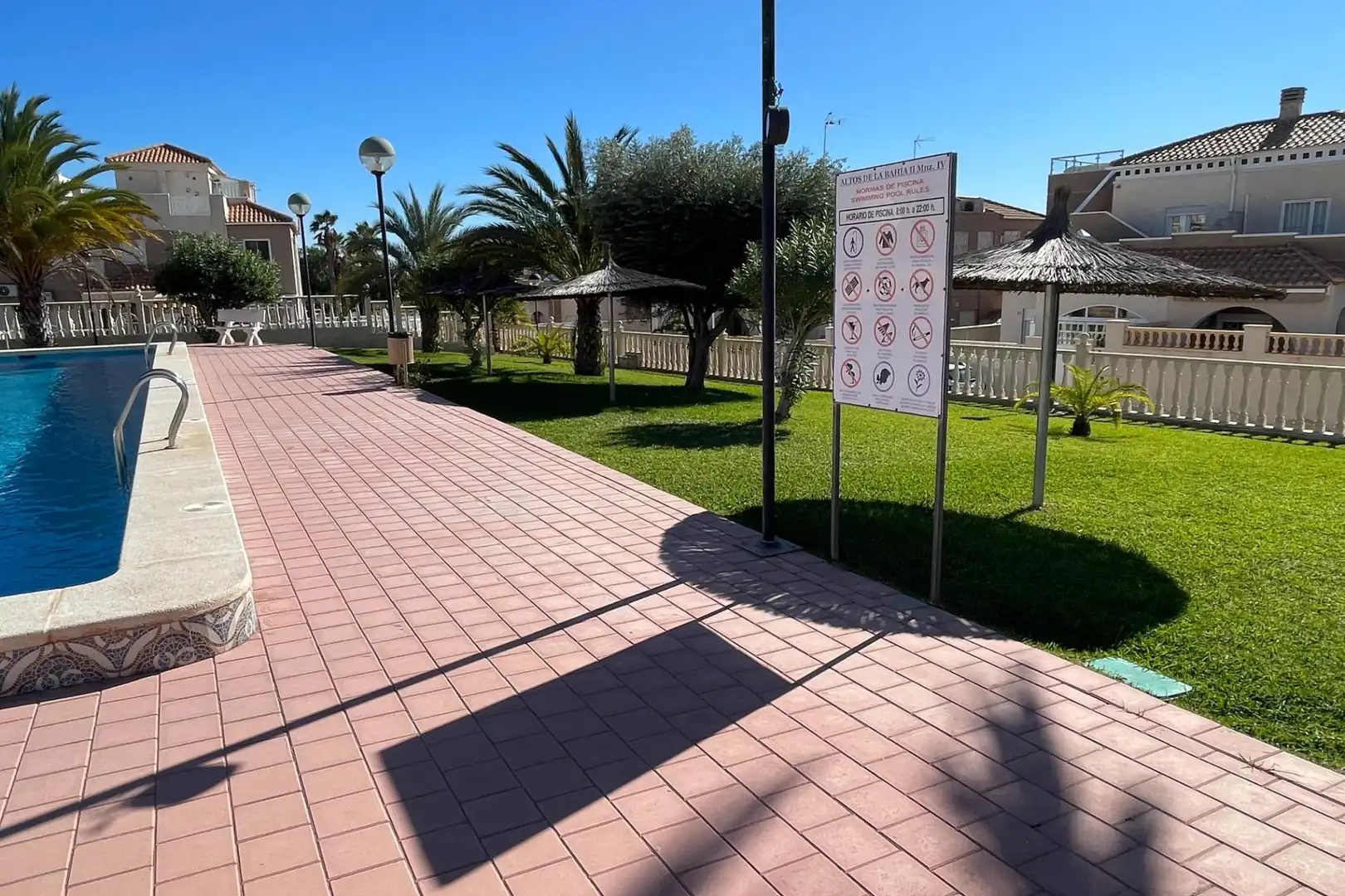 Aparcament de Casa adosada en venda en Torrevieja amb Aire condicionat, Jardí privat i Terrassa