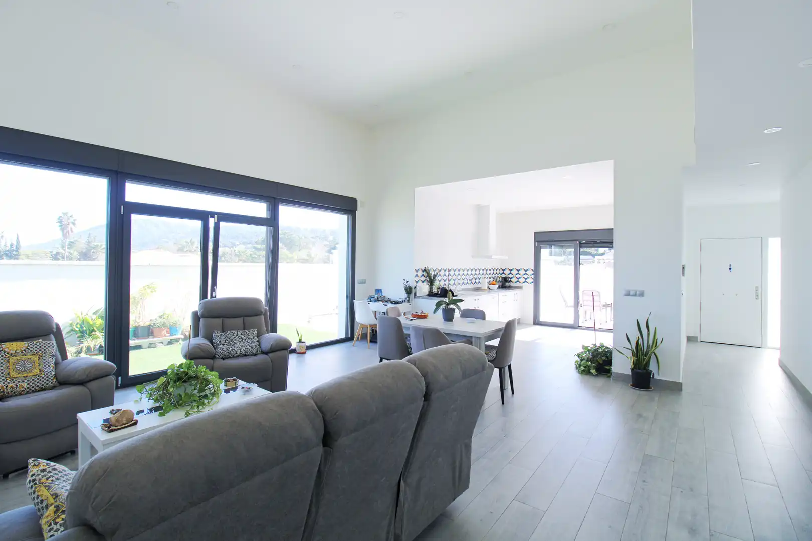 Sala d'estar de Casa o xalet en venda en Alhaurín de la Torre amb Aire condicionat, Jardí privat i Terrassa