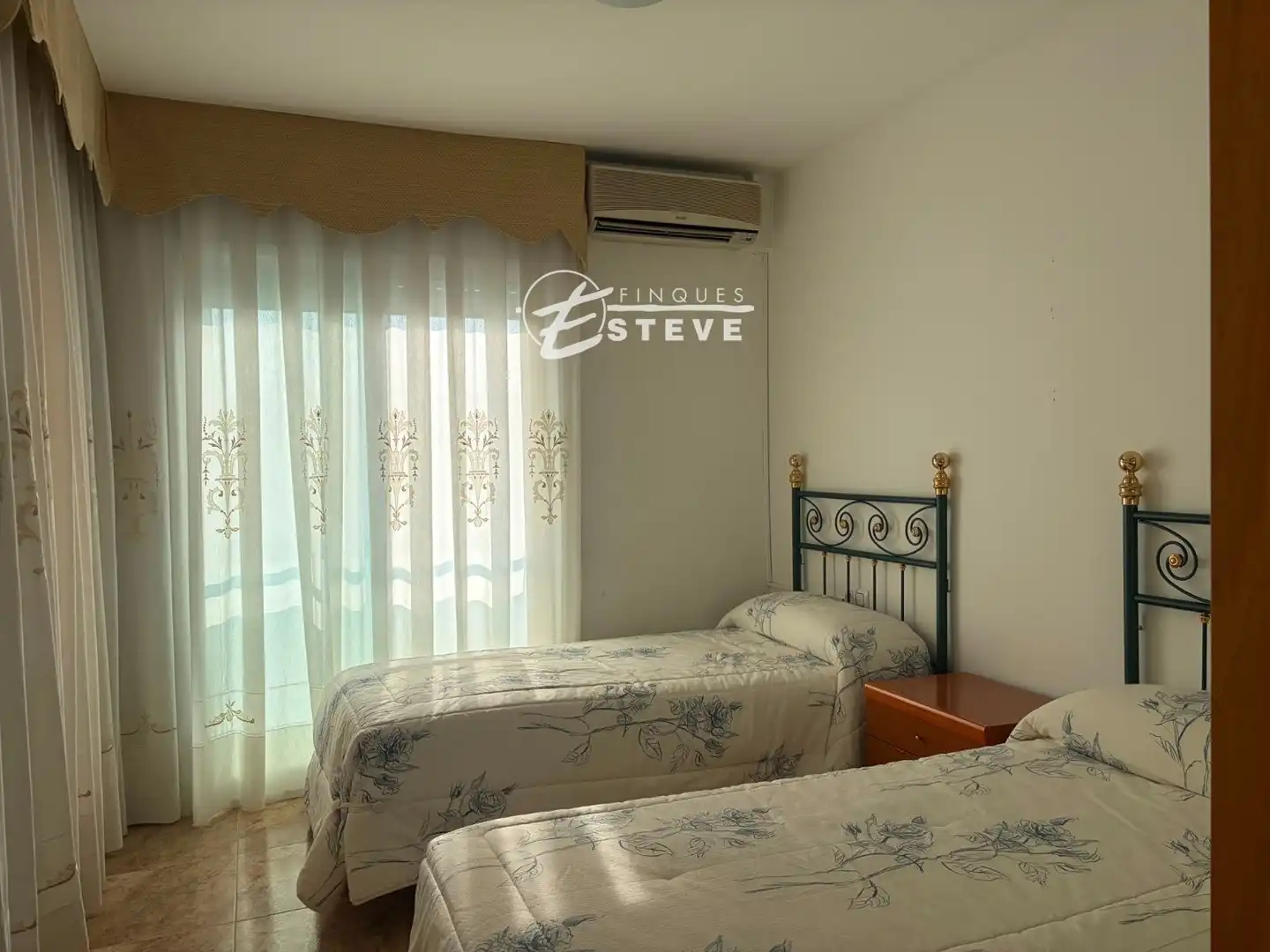 Schlafzimmer von Dachboden zum Verkauf in Calafell mit Klimaanlage, Heizung und Terrasse