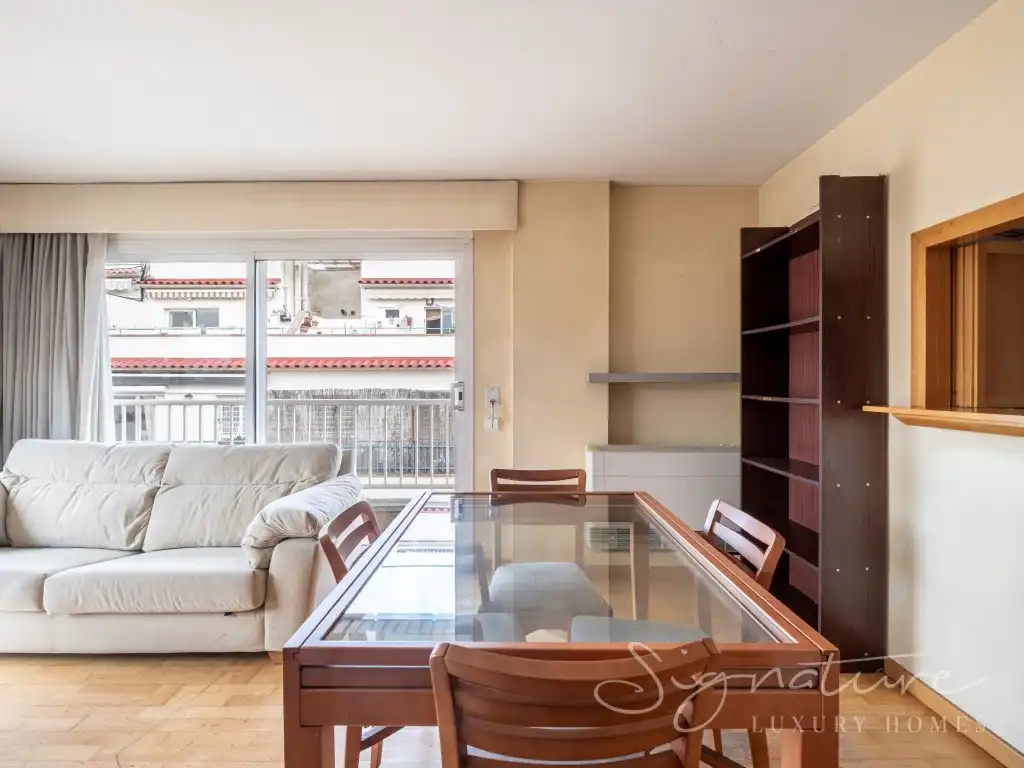 Living room of Attic for sale in Sant Cugat del Vallès  with Air Conditioner, Terrace and Swimming Pool
