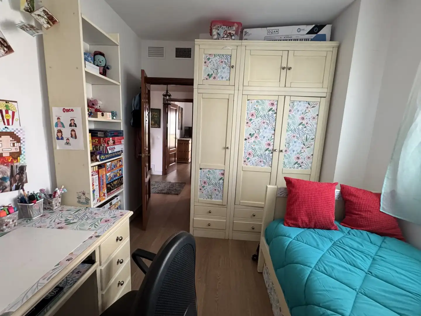Habitación de Casa adosada en venta en Bormujos con Aire acondicionado, Terraza y Trastero