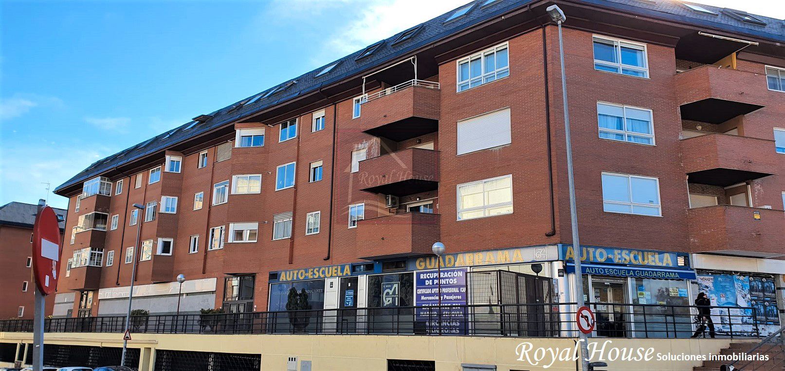Vista exterior de Àtic en venda en Collado Villalba amb Calefacció, Parquet i Piscina comunitària