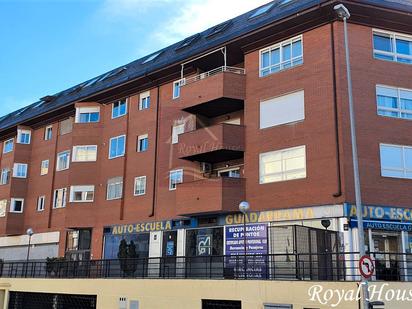 Vista exterior de Àtic en venda en Collado Villalba amb Calefacció, Parquet i Piscina comunitària