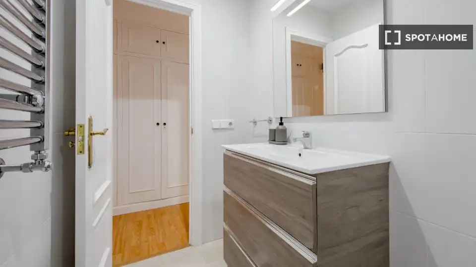 Baño de Piso para compartir en Madrid con Aire acondicionado, Terraza y Amueblado