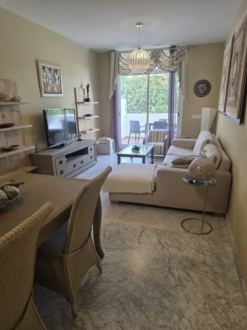 Sala de estar de Apartamento de alquiler en Marbella con Aire acondicionado, Terraza y Piscina